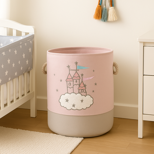Panier de rangement bébé rose avec château féérique, posé dans une chambre douce et décorée, idéal pour organiser jouets et accessoires.