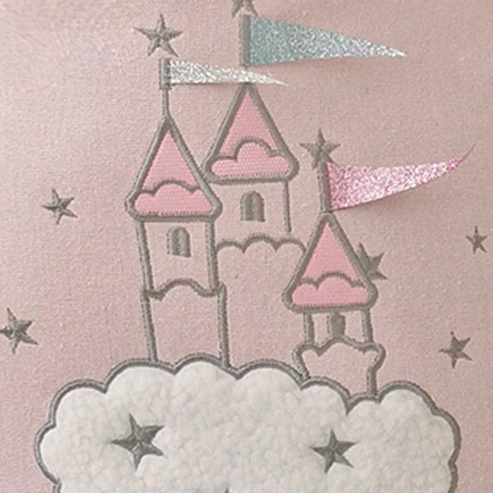 gros plan sur l'image du chateau brodé sur le Panier de_rangement chambre bebe