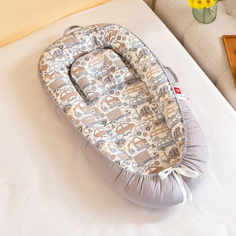 Gros plan sur le REDUCTEUR DE LIT BEBE CODODO - Chocahlia_-_Cheval_de_Troie_gris
