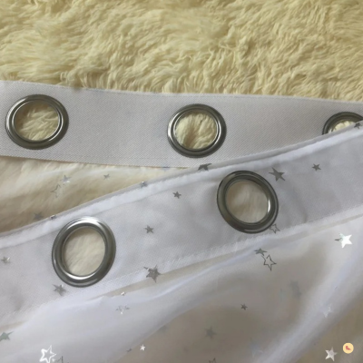 Gros_plan_sur_les_oeillets_du_RIDEAU CHAMBRE BEBE ETOILES│Célestia™