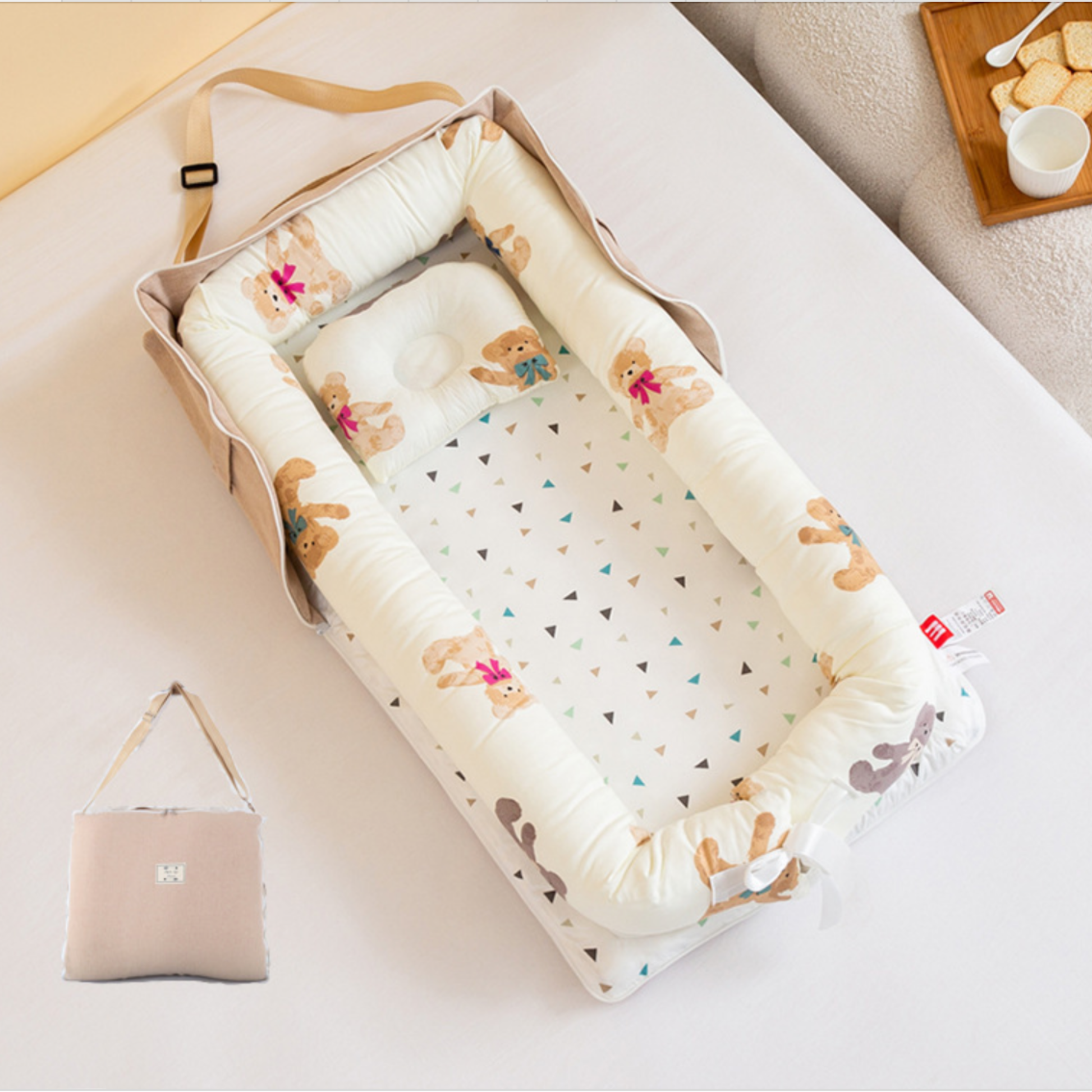 Réducteur de lit beige portable avec matelas oursons et version pliée en sac