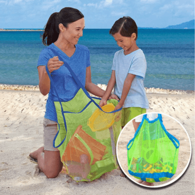 Une maman et son fils à la plage rangent les jouets dans le Sac de Rangement jouets - CarryTidy™