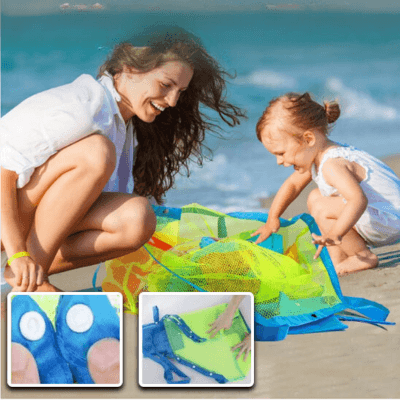 Une maman et sa fille à la plage rangent les jouets dans le Sac de Rangement Jouets- CarryTidy