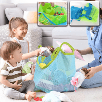 Des enfants et leur maman assises au sol rangent les jouets dans le Sac de Rangement Jouets- CarryTidy