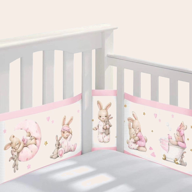 Tour de lit lapin pour bebe MeshyPink™ détouré sur fond beige rosé pastel, style scandinave, motifs lune, pyjama, câlin et baignoire visibles.