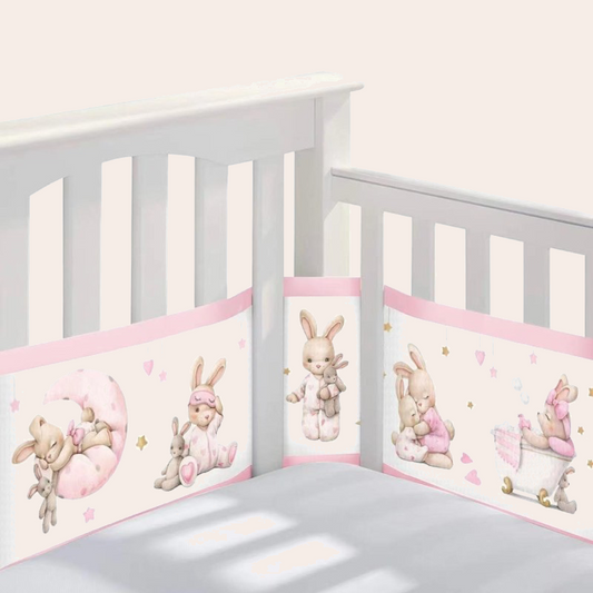 Tour de lit lapin pour bebe MeshyPink™ détouré sur fond beige rosé pastel, style scandinave, motifs lune, pyjama, câlin et baignoire visibles.
