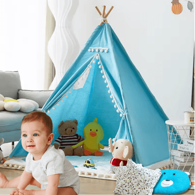 Tipi Enfant Bleu- Tdochan_installe_dans_une_chambre_d_enfant_aux_tons_doux_avec_coussins_et_lumieres_tamisees