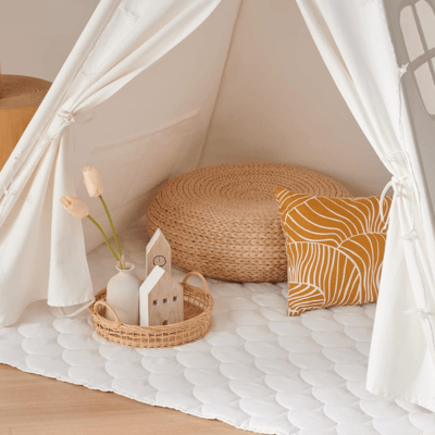 Tipi Enfant En Coton Bio joliment disposé avec des coussins et accessoires