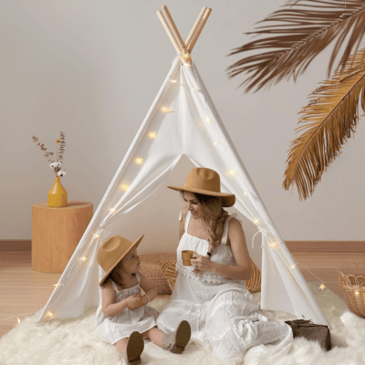  Un parent jouant avec son enfant sous le Tipi Enfant En Coton Bio