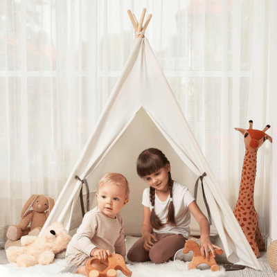 Deux enfants jouent sous le Tipi Enfant En Coton Bio