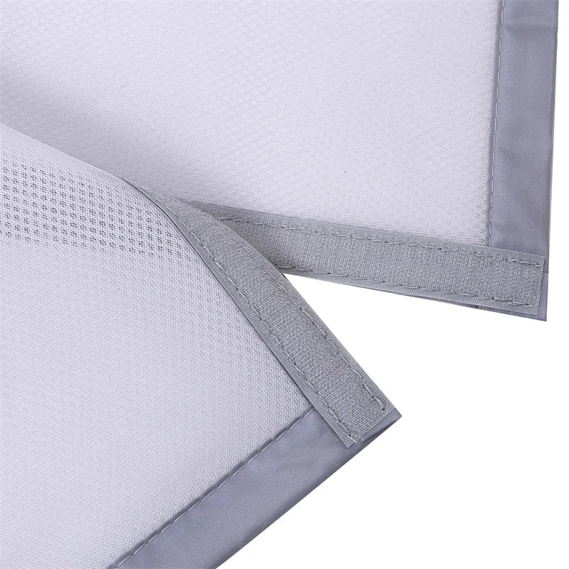 Gros plan sur les finitions du tour de lit respirant gris et blanc Meshidoux™, montrant la matière respirante, la couture renforcée et le système d’attache sécurisé.