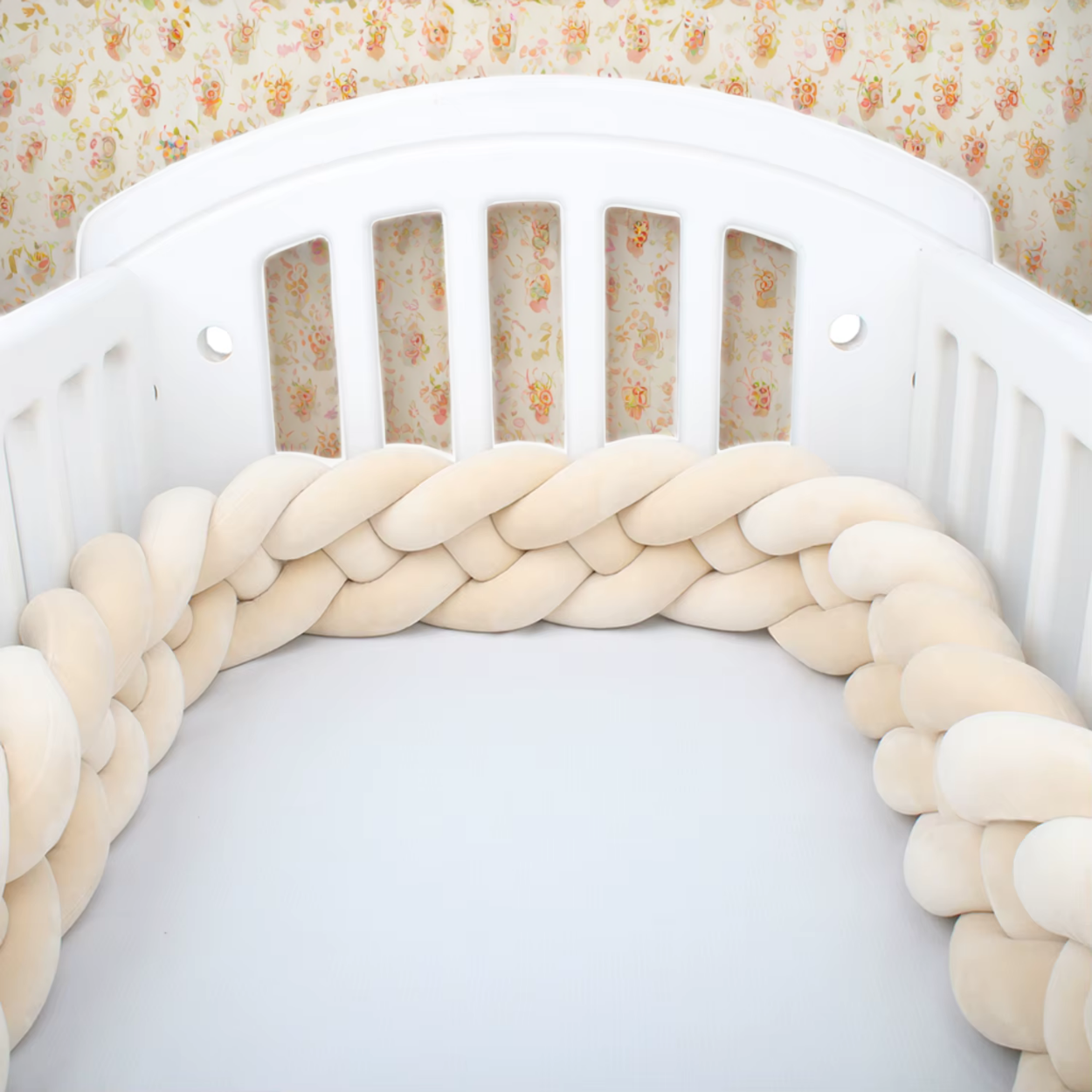 Gros plan sur le Tour de lit Tresse Beige_fleur_de_sable dans un berceau blanc