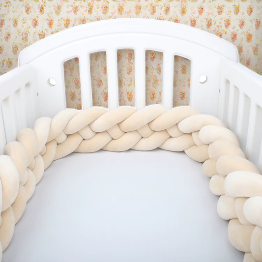 Gros plan sur le Tour de lit Tresse Beige_fleur_de_sable dans un berceau blanc