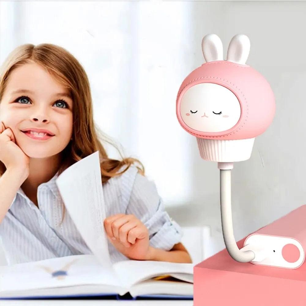 Petite fille qui fait ses devoir et à coté d'elle une VEILLEUSE BEBE -  SweetDream™-Lapin