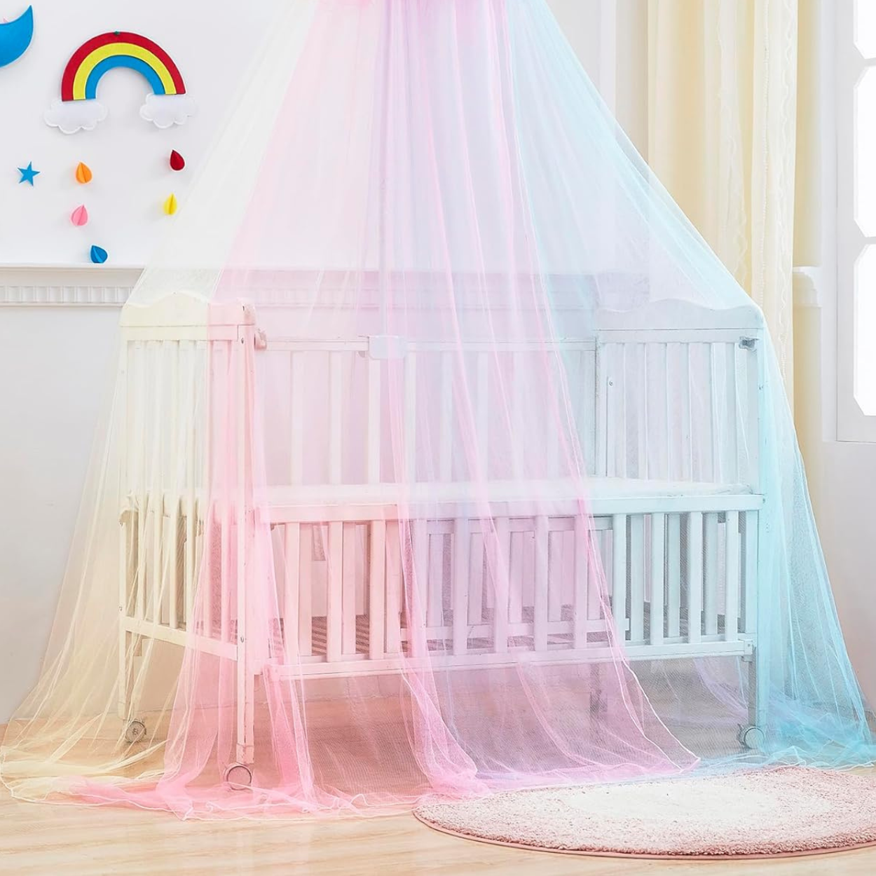 Chambre de bébé avec ciel de lit bebe Arc-en-Ciel™ créant une atmosphère apaisante.