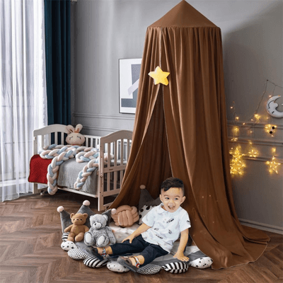 Un espace cosy avec un ciel de lit pour bebe Marron - MarronGlacé transformé en coin détente et jeux pour enfant.