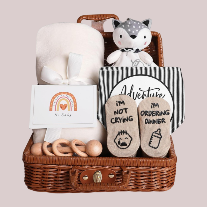 Coffret naissance bebe beige WelcomeBaby avec couverture crème, doudou renard assorti, bavoir et hochet en bois dans une valisette.