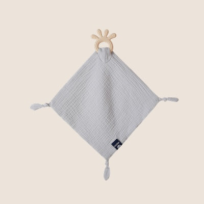 Doudou bebe avec anneau de dentition gris sur fond beige.