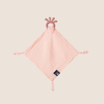 Doudou bebe avec anneau de dentition rose sur fond beige.