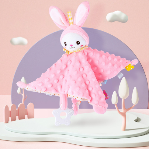 Doudou bébé mixte lapin rose avec chapeau, en tissu minky à picots, équipé d’un anneau de dentition blanc, présenté sur un décor pastel.