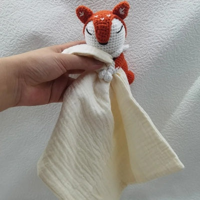 Doudou bébé renard FoxyRoux écru tenu en main, lange mousseline écru, tête crochetée, doudou apaisant pour bébé