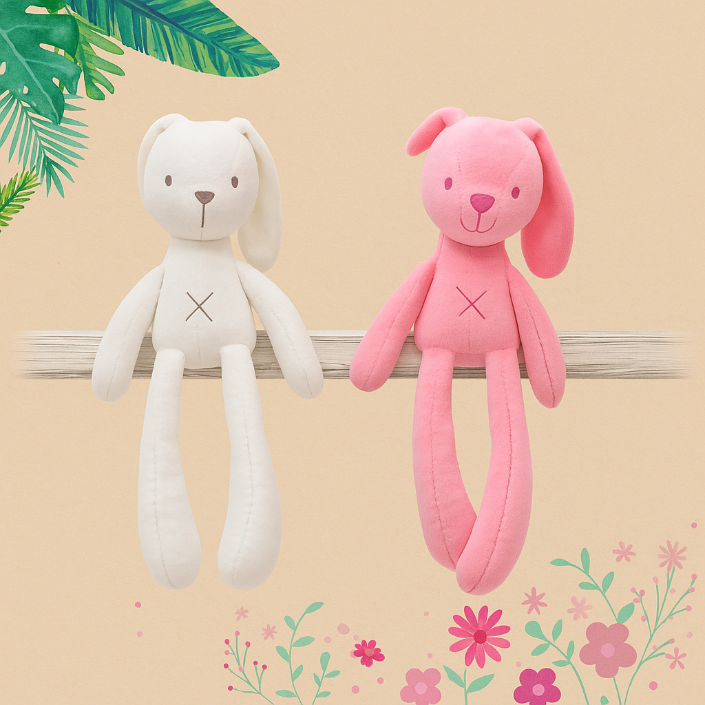 deux doudous pour bébé lapin blanc et rose posés sur une barre en bois avec fond beige sable