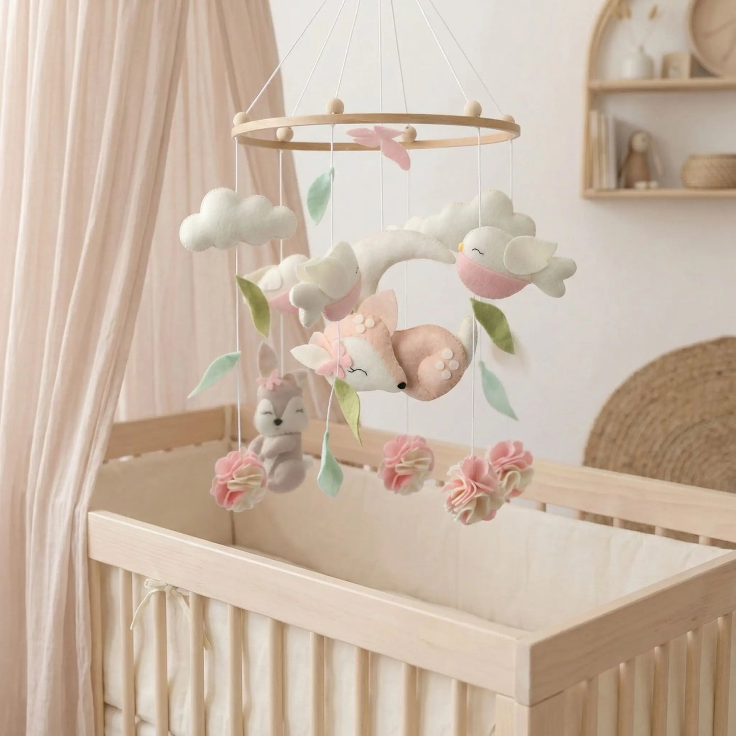 mobile bébé en feutrine renarde rose au-dessus du berceau