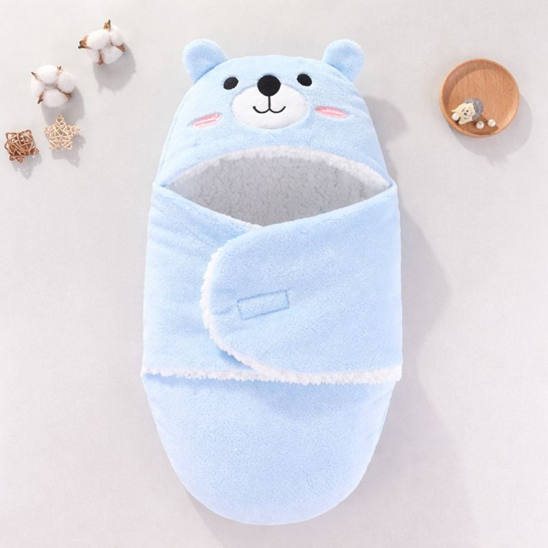 Nid d’ange hiver CozyAngel bleu présenté seul sur fond doux, prêt à envelopper bébé pour le garder bien au chaud.