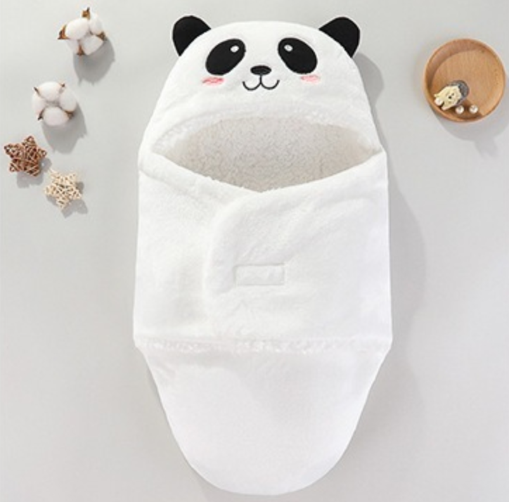 Nid d’ange Hiver CozyAngel™ panda blanc posé à plat avec décor doux