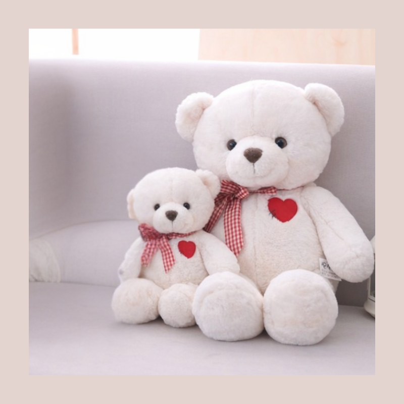 ours en peluche bebe avec coeur blanc 35 cm et 50 cm assis sur fauteuil chambre bebe