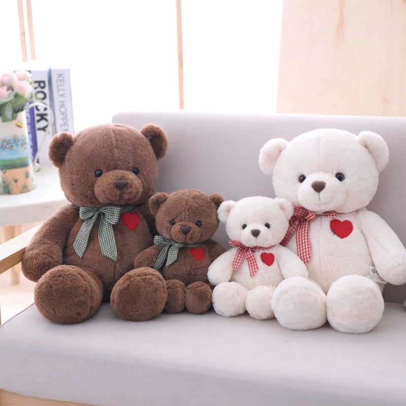 ours peluche bebe blanc et brun en deux tailles 35 cm et 50 cm assis dans une chambre de bebe