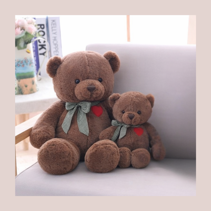 ours en peluche bebe avec coeur marron 35 cm et 50 cm assis sur fauteuil chambre bebe
