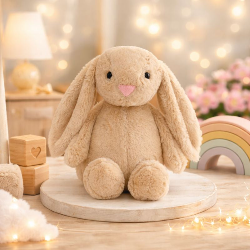 Peluche lapin pour bébé beige posée dans une chambre de bébé, ambiance douce et lumineuse