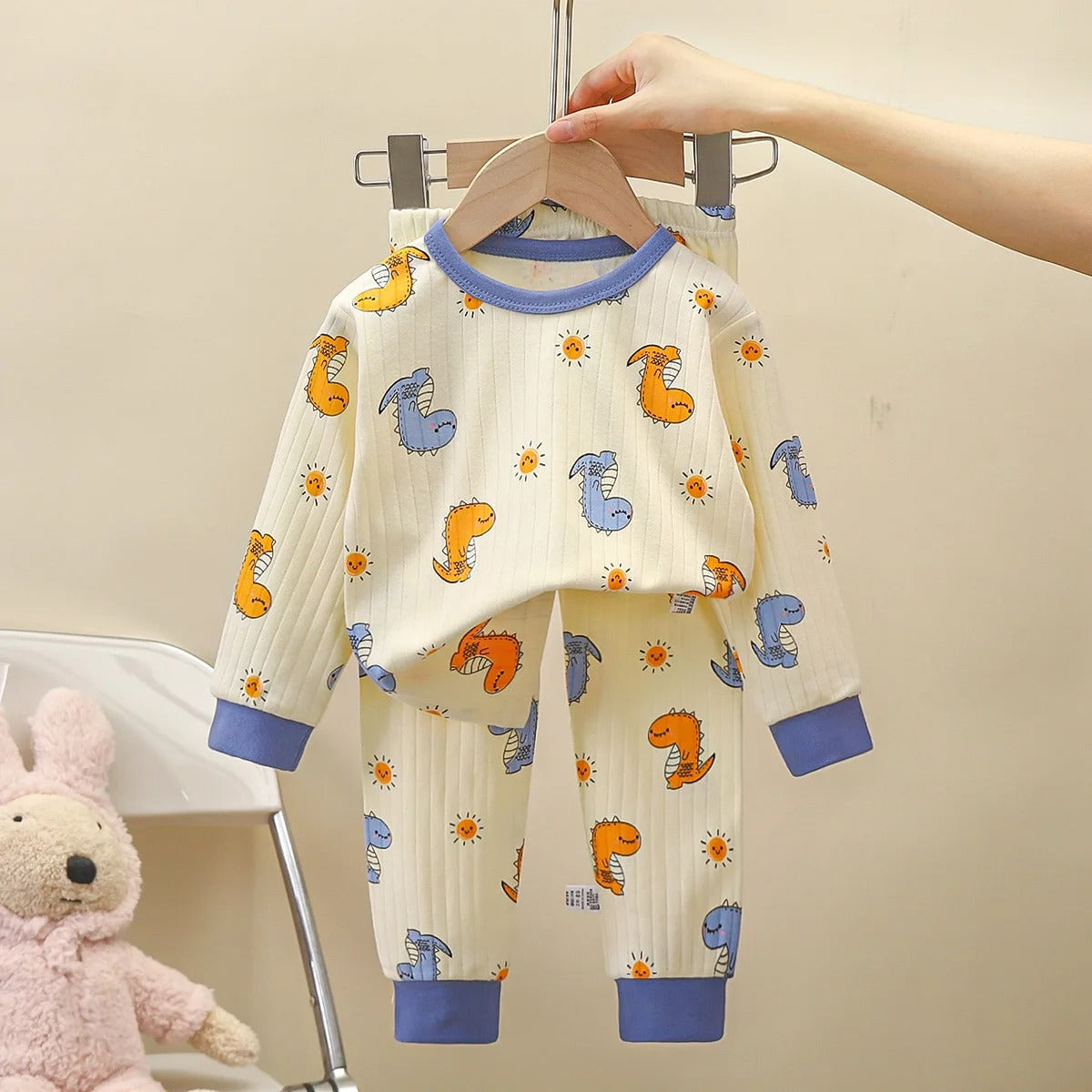 pyjama bébé coton bio crème avec motifs dinosaures orange et bleus et bords côtes bleus