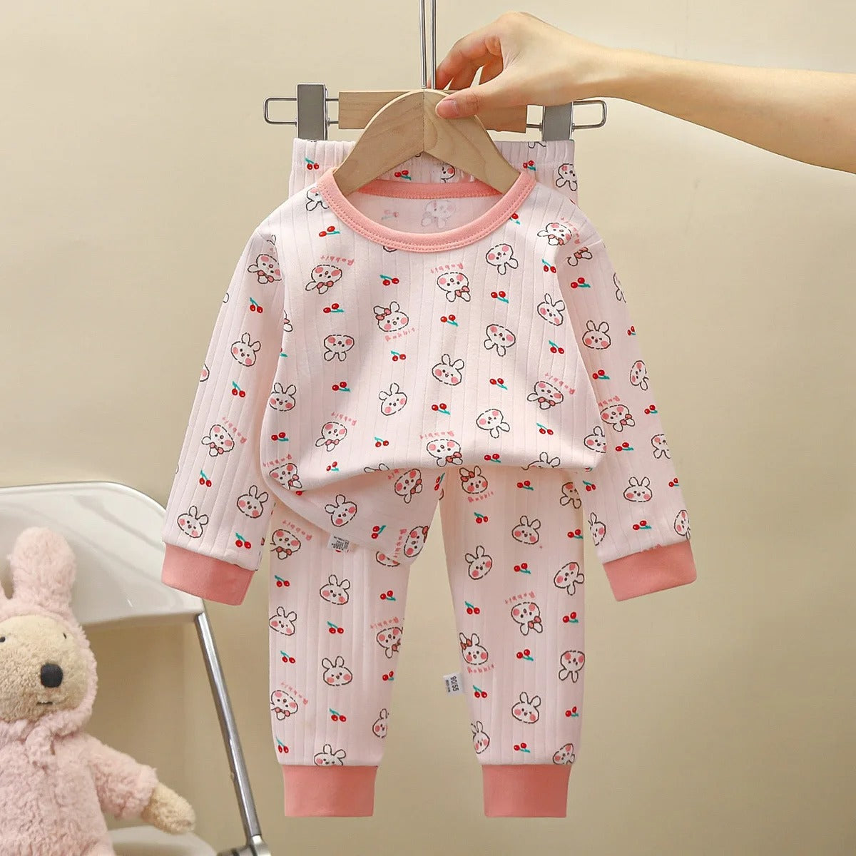 pyjama bébé coton bio rose avec motifs tête de lapin et petites cerises, bords côtes rose