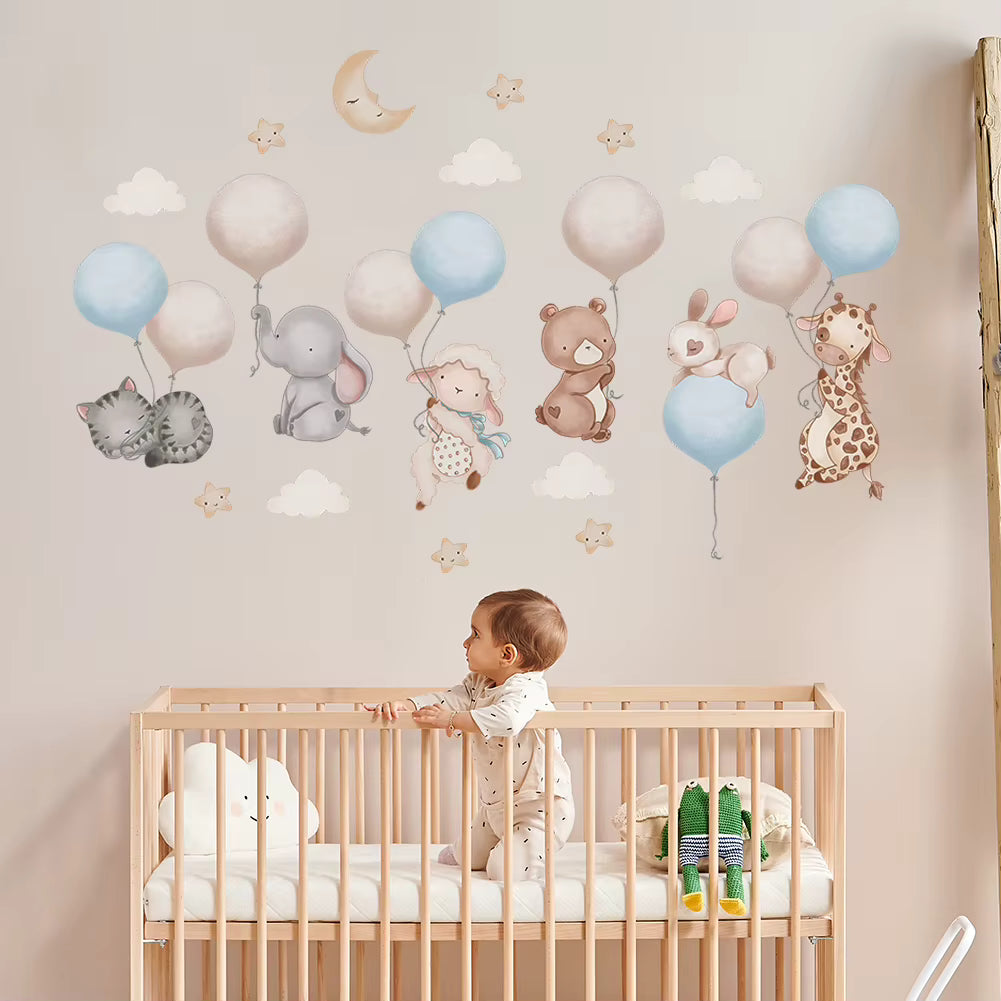 Stickers muraux chambre bébé apaisants au-dessus d’un berceau, animaux et ballons pastel.