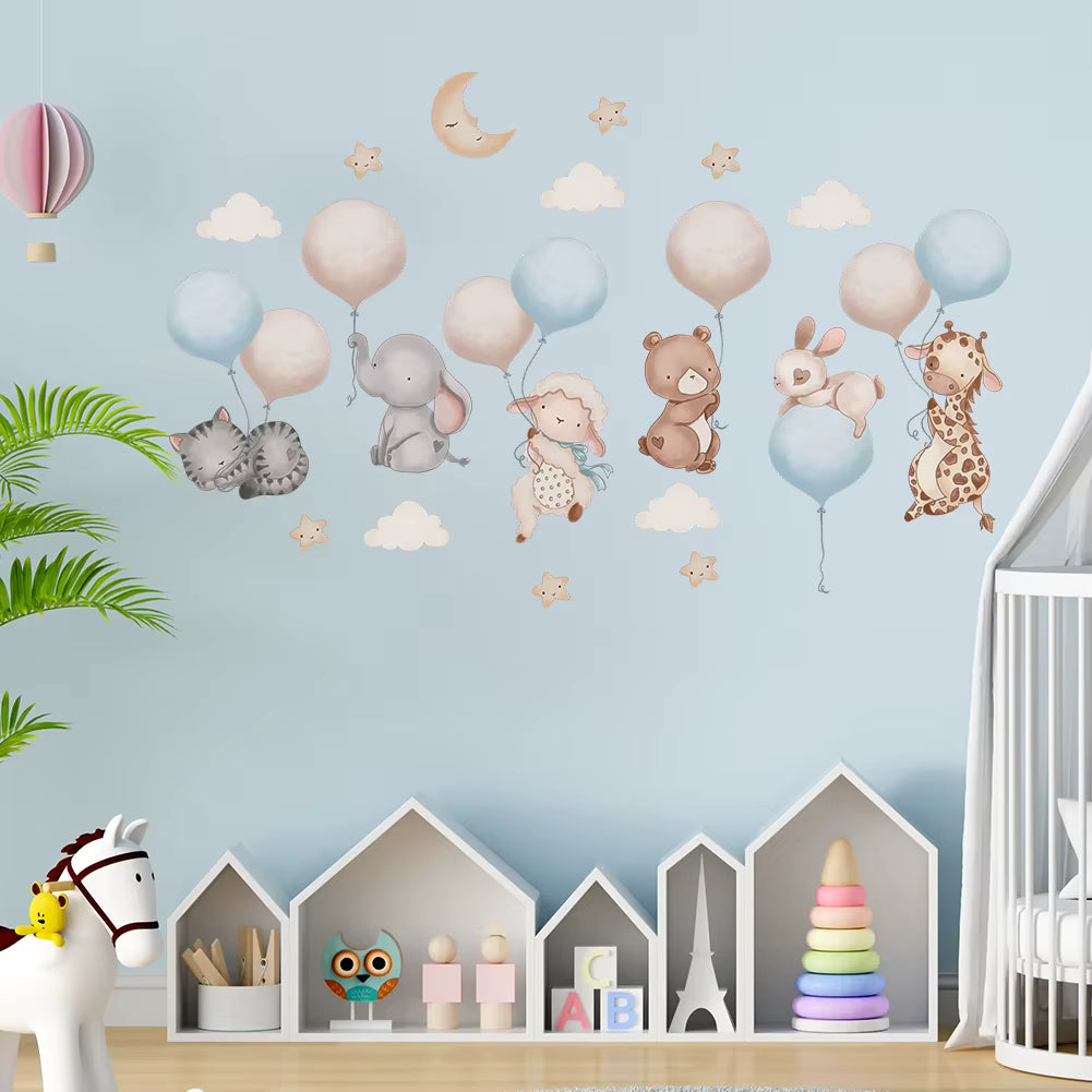 Alt text : Stickers muraux chambre bébé enfant assis qui pointe les animaux volants.