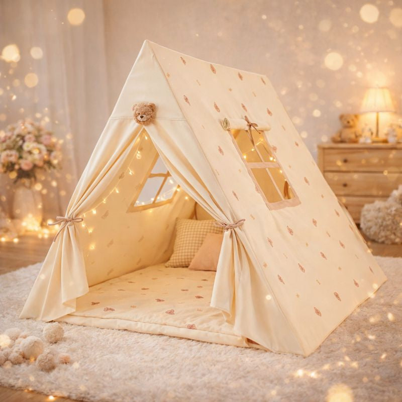 Tente tipi enfant crème avec tapis et médaillon ourson, décorée de guirlandes lumineuses dans chambre chaleureuse