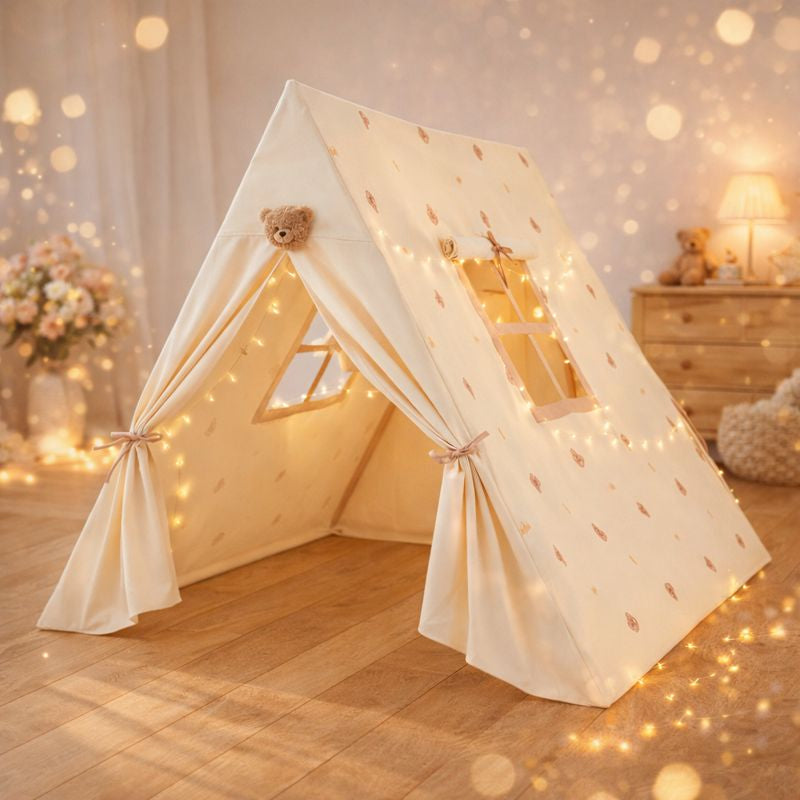 Tente tipi enfant crème sans tapis, avec médaillon ourson et guirlande lumineuse, posée sur parquet dans chambre chaleureuse