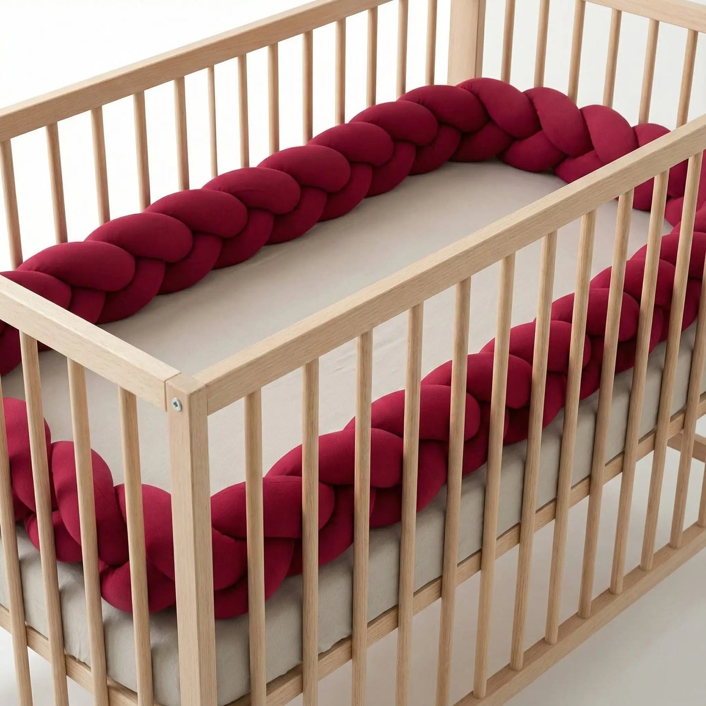 Tresse de lit 3 brins rouge Rubisou dans berceau bois clair