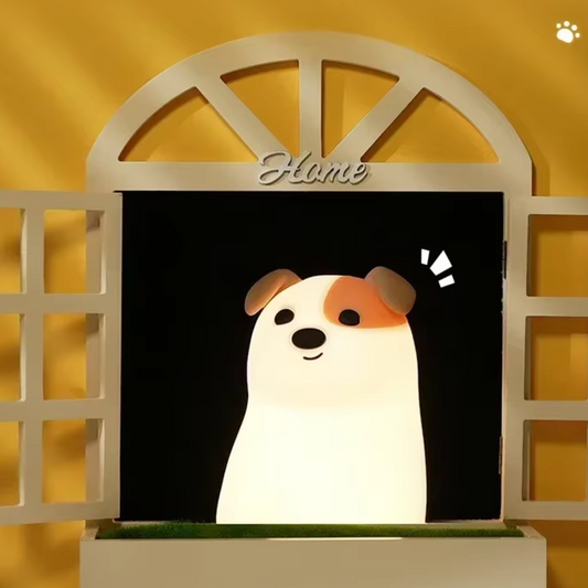 Veilleuse bébé en forme de chien éclairée dans un décor de petite maison, mise en scène chaleureuse pour illustrer son design adorable.