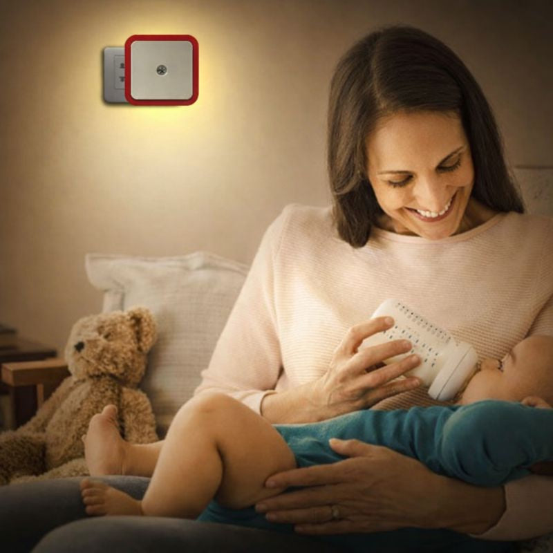 Veilleuse bébé sur Prise carrée diffusant une lumière douce pendant le biberon de nuit