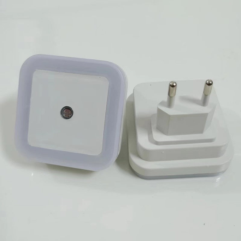 Veilleuse bébé sur Prise carrée blanche présentée recto-verso sur fond blanc