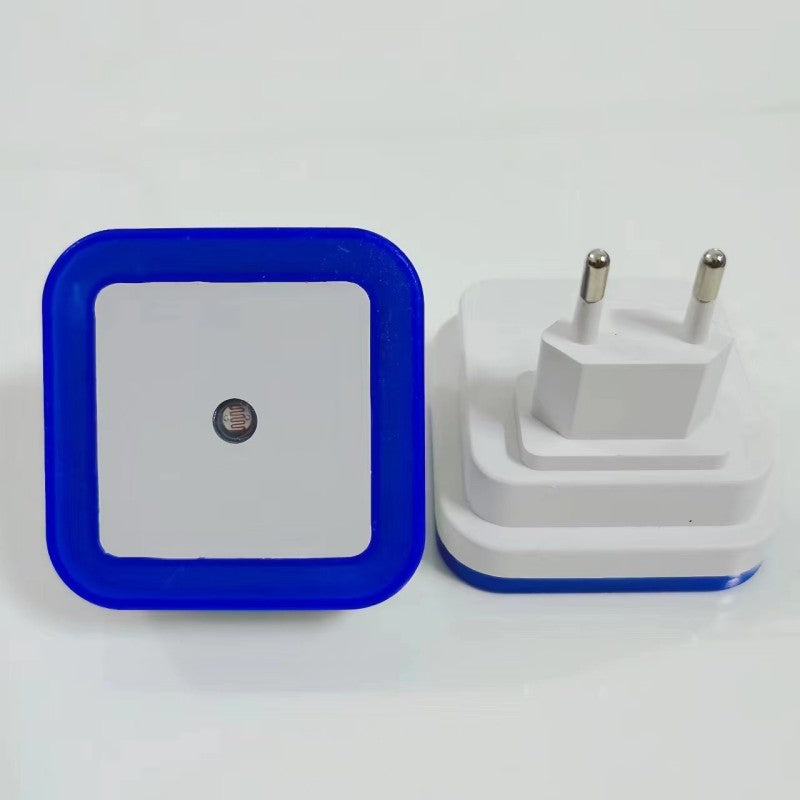 Veilleuse bébé sur Prise carrée bleue présentée recto-verso sur fond blanc