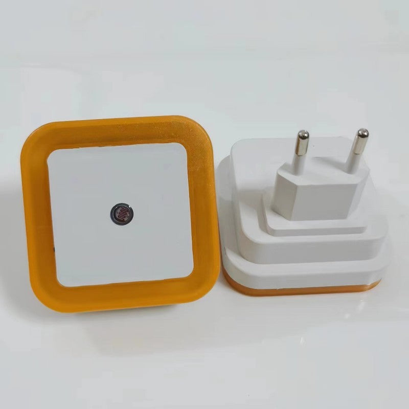 Veilleuse bébé sur Prise carrée jaune présentée recto-verso sur fond blanc