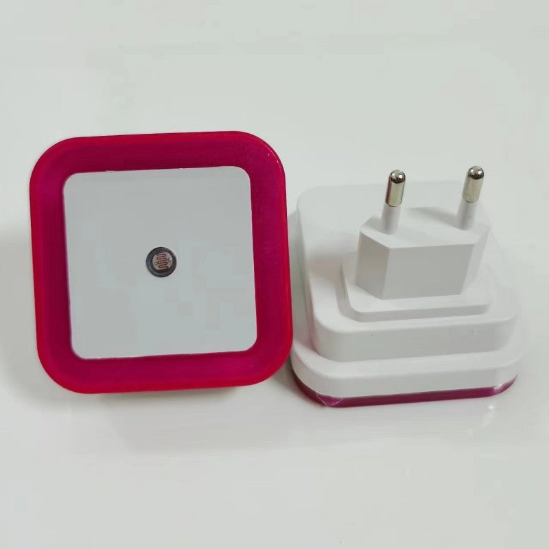 Veilleuse bébé sur Prise carrée rouge présentée recto-verso sur fond blanc