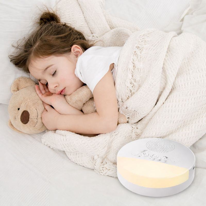 Veilleuse bruit blanc bébé qui rassure une petite fille endormie avec son ours en peluche